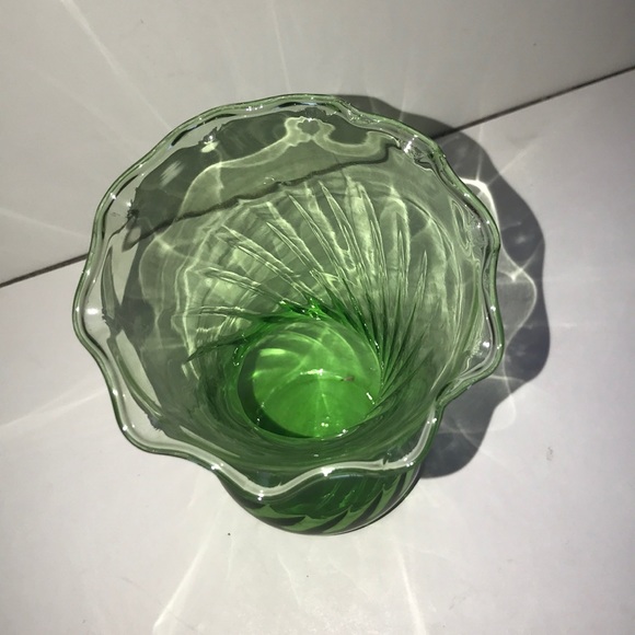 Vintage Emerald Green Glass Ruffle top Swirl Vase - Picture 4 of 8